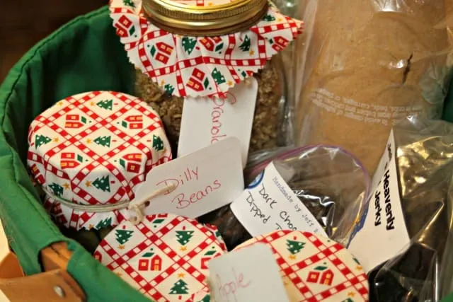 Make the most of home preservation efforts and give home canned gifts with these easy tips for beautiful presentation and packaging.