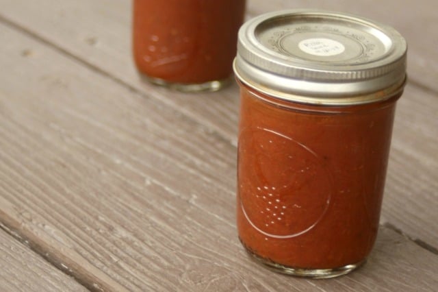 A jar of roasted tomato pizza sauce.