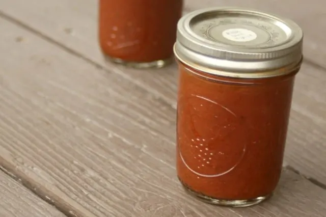 A jar of roasted tomato pizza sauce.