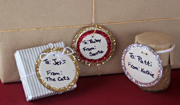 Make upcycled canning lid gift tags to reuse those lids and give beautiful gifts.
