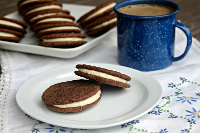 Perfect as a gift for the coffee lover in your life, caramel mocha sandwich cookies are crunchy and dark with a smooth and sweet filling.