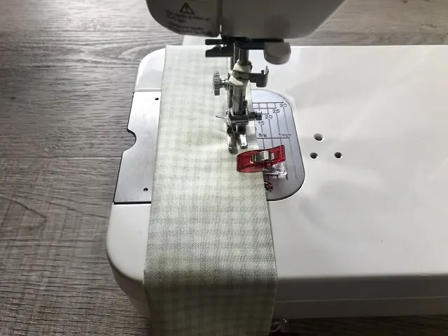 Sewing machine sewing tube of fabric