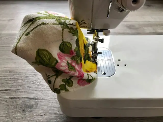 Sewing machine top stitching around top of basket