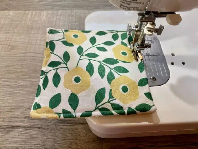 Sewing machine top stitching fabric mug rug